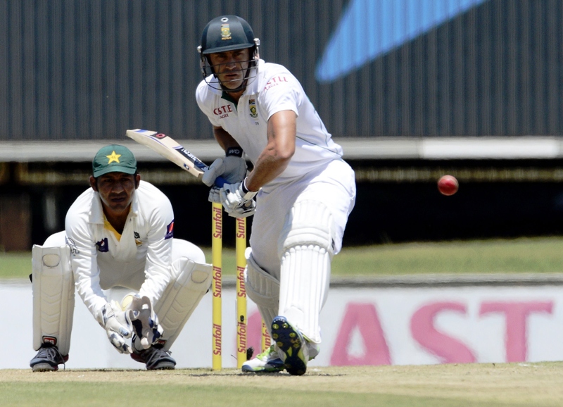 south african batman faf du plessis plays a shot during third test match between south africa and pakistan on february 22 2013 at super sport park in centurion photo afp