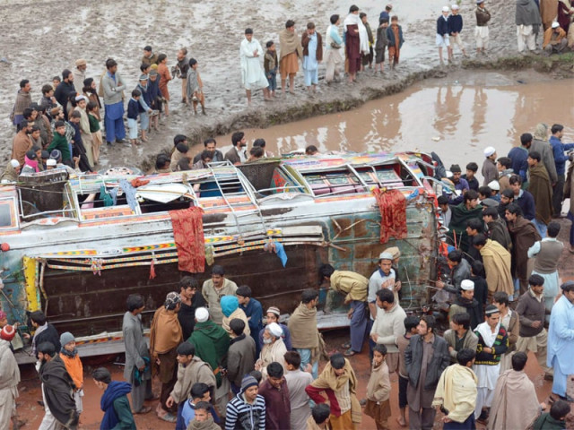 a crowd surrounds the passenger bus that fell into a canal in badhu samarbagh village on friday afternoon photo sameer raziq express a crowd surrounds the passenger bus that fell into a canal in badhu samarbagh village on friday afternoon photo sameer raziq express