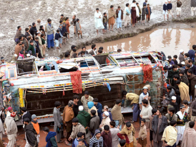 a crowd surrounds the passenger bus that fell into a canal in badhu samarbagh on friday afternoon photo sameer raziq express a crowd surrounds the passenger bus that fell into a canal in badhu samarbagh on friday afternoon photo sameer raziq express
