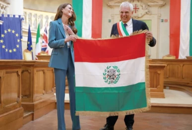 catherine princess of wales is presented the primo tricolore award by reggio emilia mayor marco massari at the city s town hall during her two day visit to the region in reggio emilia italy photo reuters