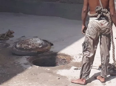 six sanitary workers injured in muzaffargarh
