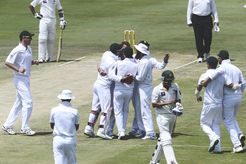 south african players celebrate the dismissal of pakistan batsman younis khan r during the third day of the third test match between south africa and pakistan photo afp