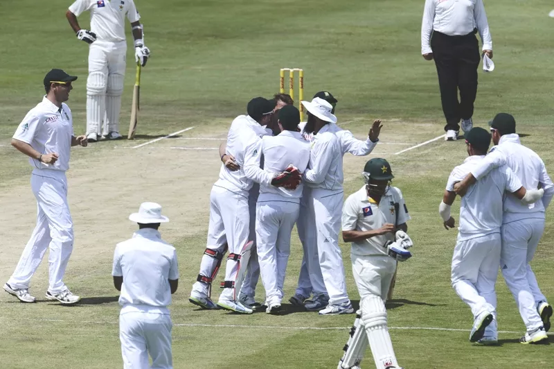 south african players celebrate the dismissal of pakistan batsman younis khan r during the third day of the third test match between south africa and pakistan photo afp south african players celebrate the dismissal of pakistan batsman younis khan r during the third day of the third test match between south africa and pakistan photo afp