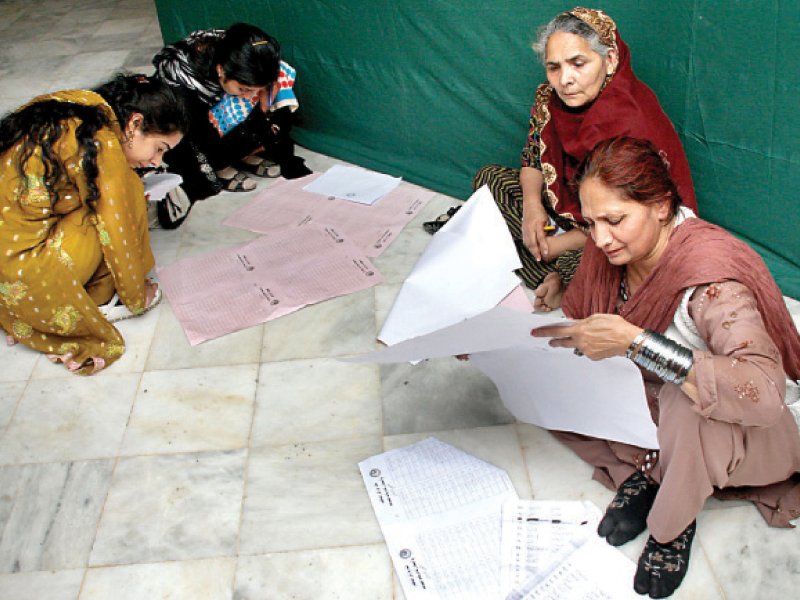 pti workers voting in the aiwan i iqbal photo abid nawaz express