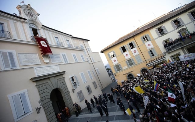 pope benedict xvi waves as he appears for the last time at the balcony of his summer residence in castelgandolfo south of rome february 28 2013 photo reuters