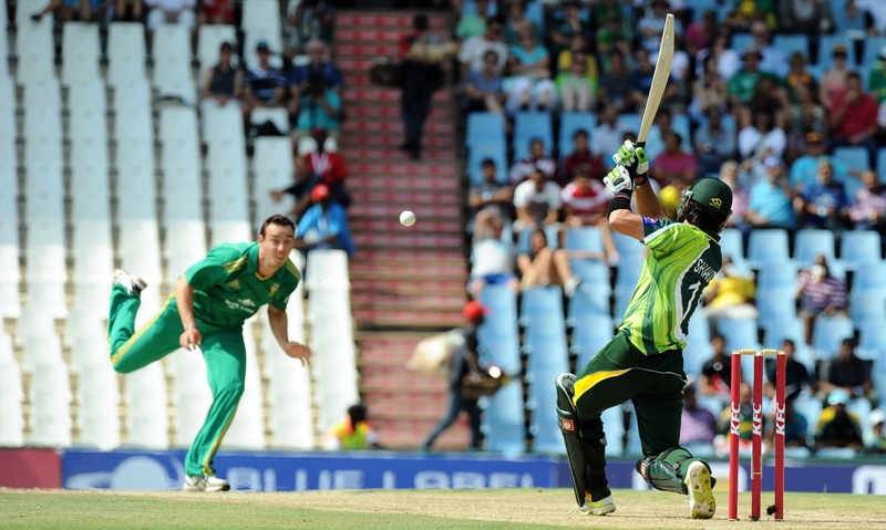 pakistan 039 s opening batsman shahid afridi r bats on march 3 2013 during the t20 cricket match between south africa and pakistan at supersport park in centurion photo afp