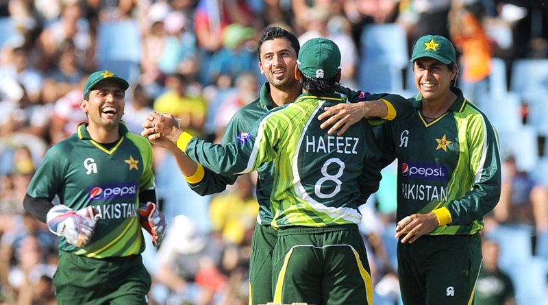 pakistan 039 s cricketer junaid khan c celebrates with teammate mohammad hafeez 2ndr the wicket of south africa cricketer henry davids photo afp