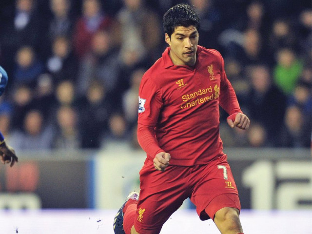 with 21 goals suarez is currently the leading goal scorer in the english premier league ahead of united s robin van persie who has 19 photo afp