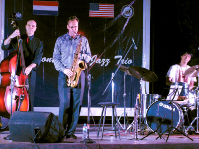 soothing intercontinental jazz trio play at kuch khaas