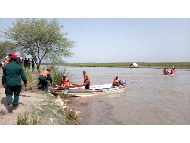 rescue officials perform mock emergency exercise to deal with anticipated inundation in sindh river near bhakkar district photo express