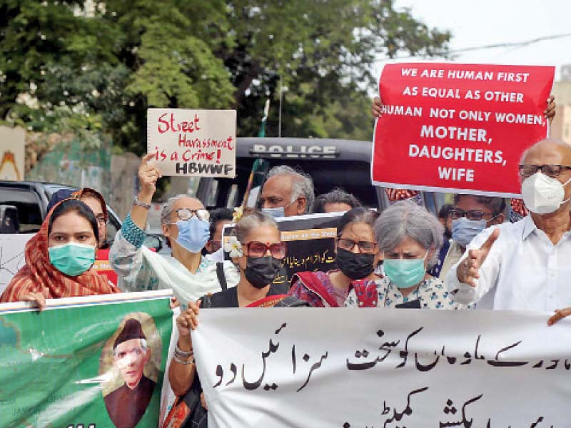 scores of protestors gathered outside the karachi press club on friday demanding action against the hundreds of men who sexually assaulted and harassed a female tick tocker and her companions in lahore s iqbal park on independence day photo ppi