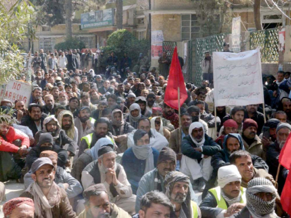 employees of the metropolitan corporation protest against the non payment of salaries in quetta photo ppi