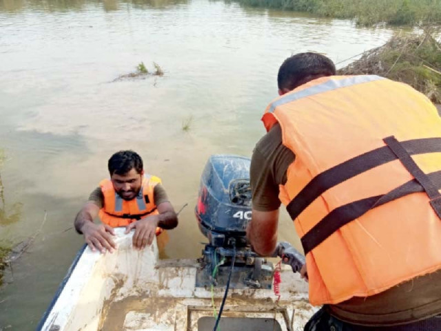rescue workers continue search operations in dera ghazi khan around 120 of them are participating in relief work amid monsoon rains and floods photo express rescue workers continue search operations in dera ghazi khan around 120 of them are participating in relief work amid monsoon rains and floods photo express