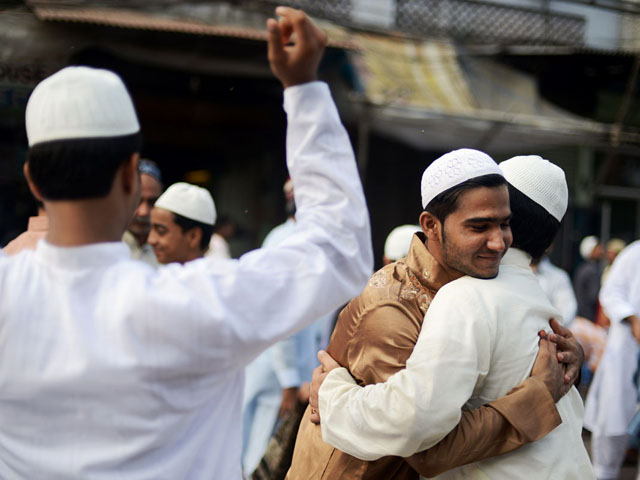 indian muslims embrace after offering eid al fitr prayers near the jama masjid mosque in the old quarters of new delhi on august 20 2012 photo afp