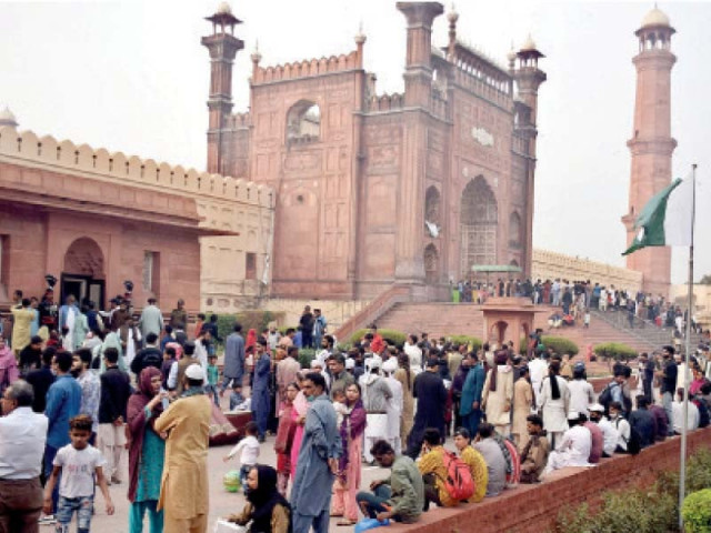 people throng the badshahi mosque and the iqbal mausoleum the 145th birth anniversary of the great poet and philosopher dr allama muhammad iqbal was observed with zeal and fervour across the country photo nni people throng the badshahi mosque and the iqbal mausoleum the 145th birth anniversary of the great poet and philosopher dr allama muhammad iqbal was observed with zeal and fervour across the country photo nni