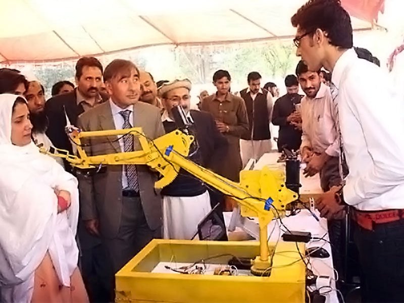 m sc final year student at the institute of physics and electronics ipe university of peshawar demonstrates his wireless bomb defusing robot photo thepeshawar com