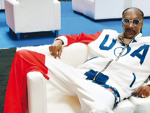 rapper paid tribute to the late los angeles lakers nba star kobe bryant by wearing a red blue and white tracksuit photo file rapper paid tribute to the late los angeles lakers nba star kobe bryant by wearing a red blue and white tracksuit photo file