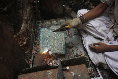 report exposes pakistan s e waste recycling workers plight