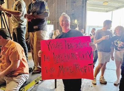 return showbiz to hollywood plead workers return showbiz to hollywood plead workers