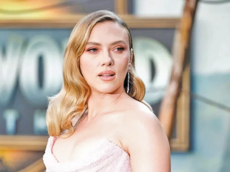scarlett stars in new jurassic park film photo file
