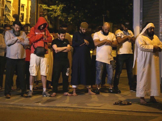 muslims pray on a sidewalk in the finsbury park area of north london after a vehichle hit pedestrians on june 19 2017 one person has been arrested after a vehicle hit pedestrians in north london injuring several people police said monday as muslim leaders said worshippers were mown down after leaving a mosque photo afp
