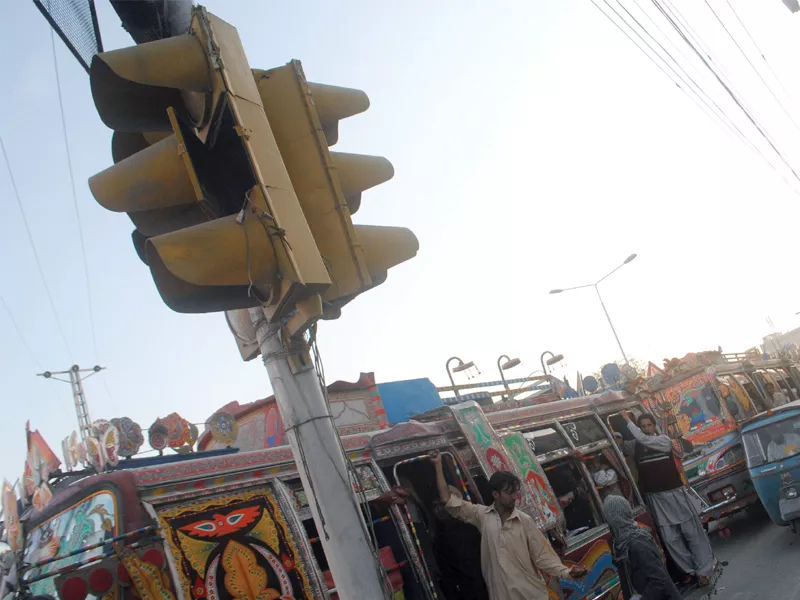 a dysfunctional signal at fc chowk photo muhammad iqbal express a dysfunctional signal at fc chowk photo muhammad iqbal express