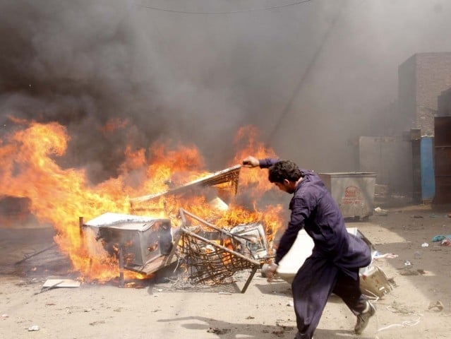 Many residents, including women and children, hastily fled to save themselves. PHOTO: ABID NAWAZ/ EXPRESS