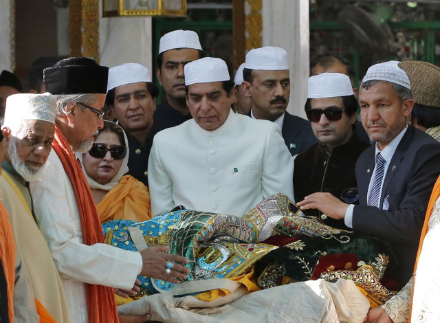 prime minister raja pervaiz ashraf carries an offering at the shrine of sufi saint khwaja moinuddin chishti at ajmer in the desert indian state of rajasthan march 9 2013 photo reuters prime minister raja pervaiz ashraf carries an offering at the shrine of sufi saint khwaja moinuddin chishti at ajmer in the desert indian state of rajasthan march 9 2013 photo reuters