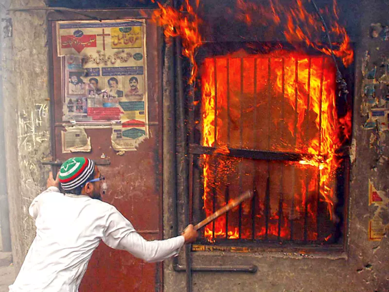 a rioter sets a house on fire in joseph colony photo abid nawaz express a rioter sets a house on fire in joseph colony photo abid nawaz express