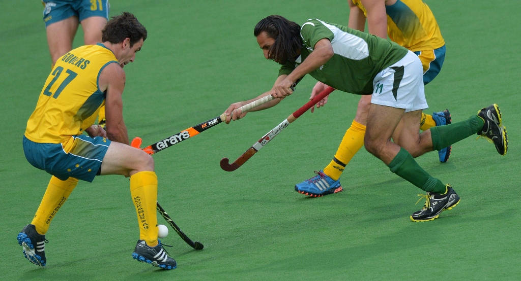 shakeel abbasi of pakistan r fights for the ball with kieren govers of australia l during their pool b match at the men 039 s hockey champions trophy tournament in melbourne on december 4 2012 photo afp file