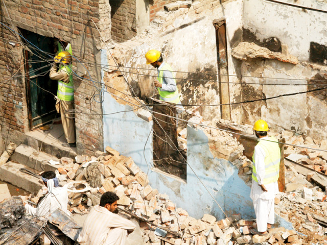 three days deadline set for repair of homes more cheques to be distributed today photo abid nawaz express three days deadline set for repair of homes more cheques to be distributed today photo abid nawaz express