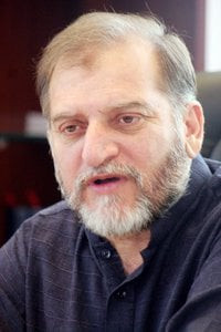 bureaucrats affiliated with political parties get promoted orya maqbool jan