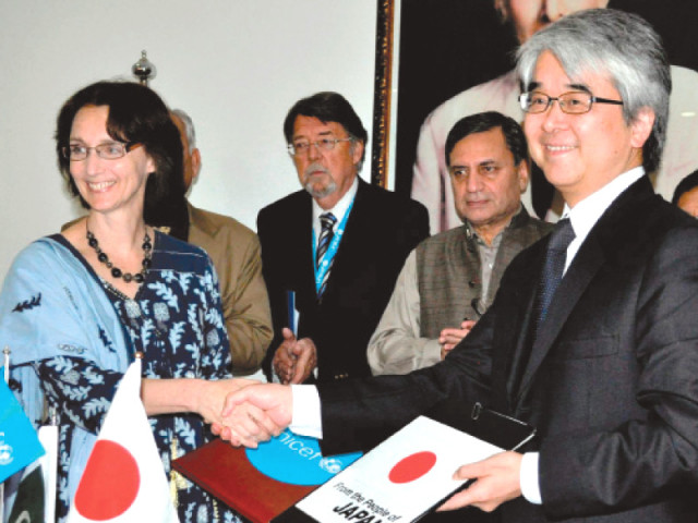 officials exchange files at the ceremony photo zafar aslam express officials exchange files at the ceremony photo zafar aslam express