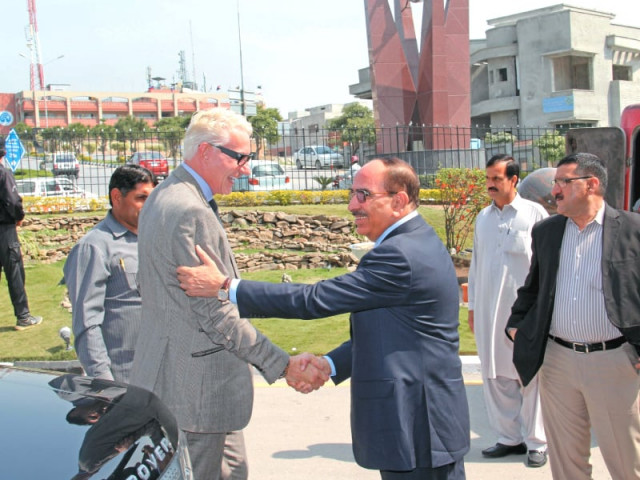us real estate tycoon thomas kramer and bahria town former chairman malik riaz shake hands after signing a 20 billion agreement for pakistan s first ever island city us real estate tycoon thomas kramer and bahria town former chairman malik riaz shake hands after signing a 20 billion agreement for pakistan s first ever island city