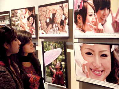 pakistani photographer captures japanese life and culture through his lens