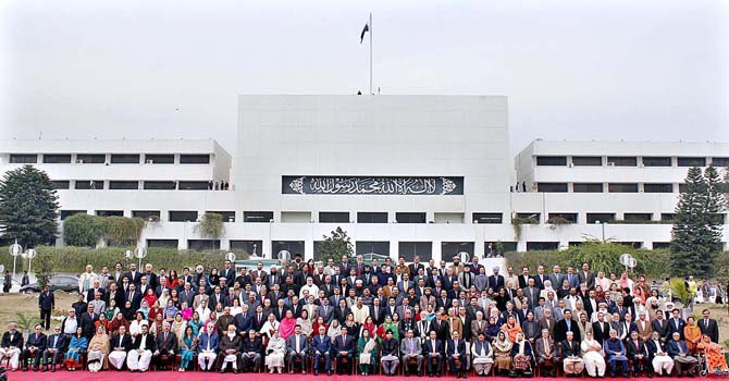 group photo of the national assembly of pakistan upon completion of their five year term photo app file