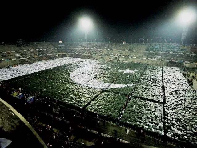 around 24 200 pakistani students formed a national flag holding coloured sheets over their heads setting the record for world 039 s largest human flag photo shafiq malik the express tribune around 24 200 pakistani students formed a national flag holding coloured sheets over their heads setting the record for world 039 s largest human flag photo shafiq malik the express tribune