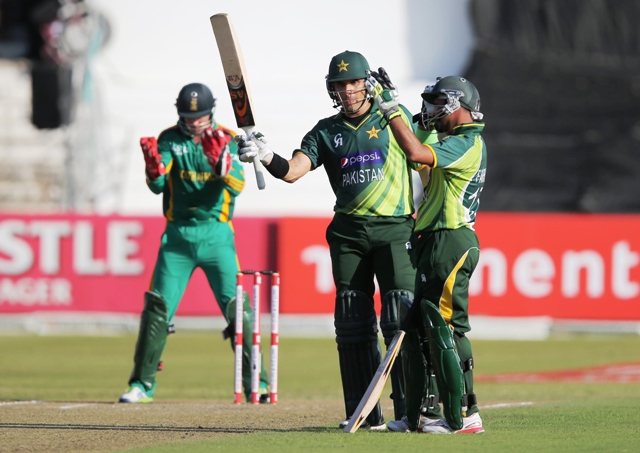 misbah ul haq raises his bat for 50 runs during the odi match between south africa and pakistan atsahara stadium kingsmead on march 21 2013 in durban south africa photo afp