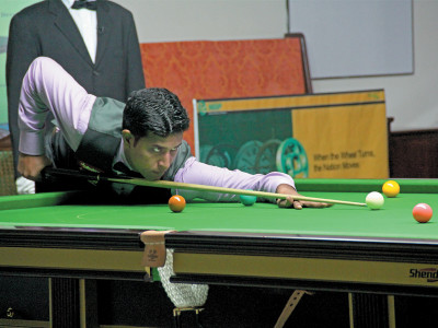 asif crashes out of national snooker event