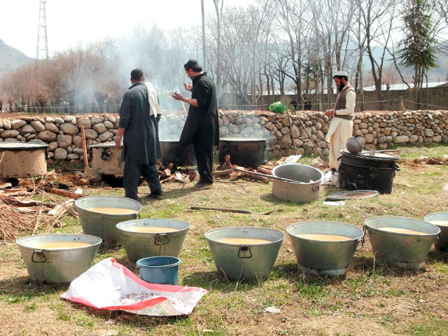 relief camp workers prepare meals arranged by the political administration of orakzai agency for displaced families of tirah valley photo express relief camp workers prepare meals arranged by the political administration of orakzai agency for displaced families of tirah valley photo express
