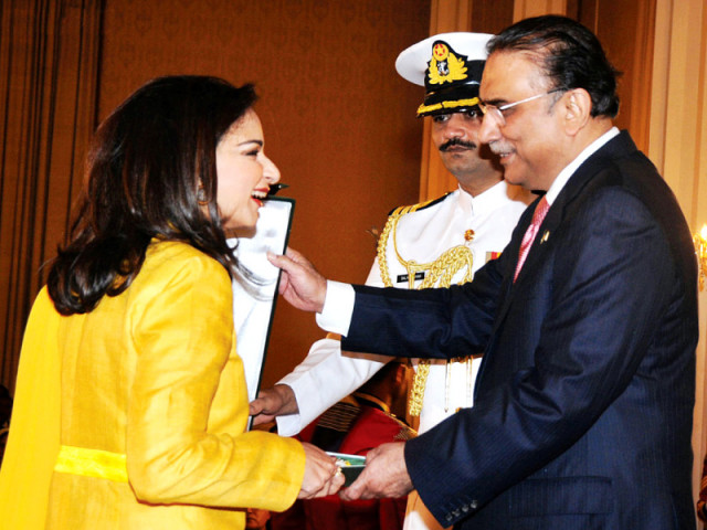 former pakistani ambassador to the us sherry rehman receives her award from president zardari photo online former pakistani ambassador to the us sherry rehman receives her award from president zardari photo online