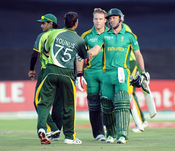 south africa 039 s ab de villiers r shakes hands with pakistan 039 s cricketer younis khan after winning the 5th and final odi photo afp