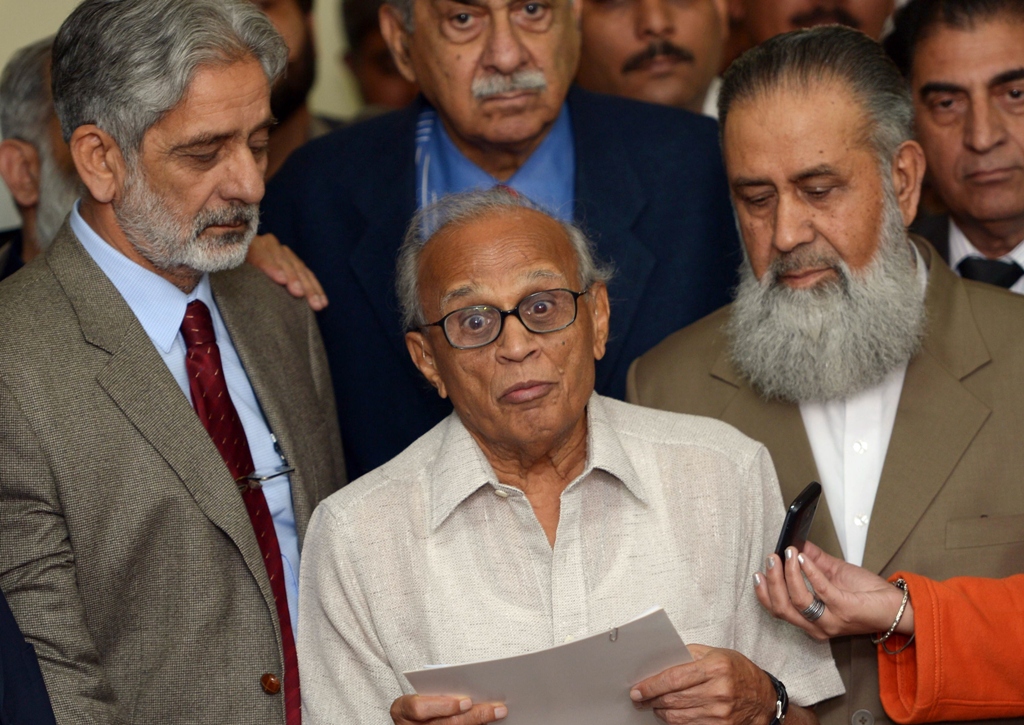 chief election commissioner fakhruddin g ibrahim c announces the name of caretaker prime minister at his office in islamabad on march 24 2013 photo afp