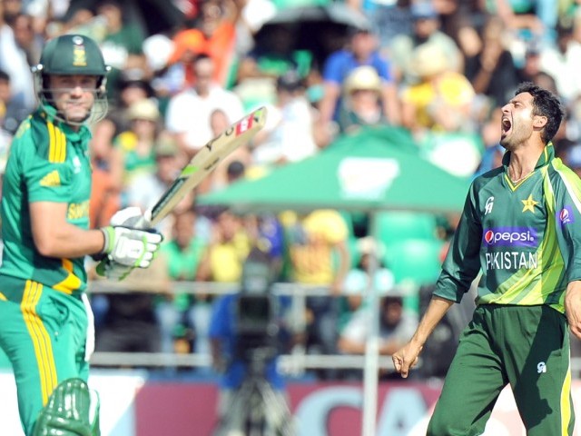 pakistan s cricketer junaid khan reacts to a drop catch on south africa s ab de villiers during the final odi match on sunday photo afp