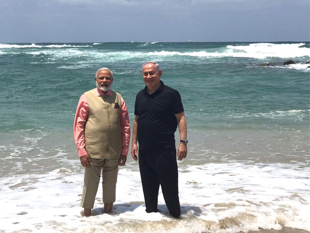 israel 039 s pm benjamin netanyahu walks with india 039 s pm narendra modi as they visit olga beach near hadera israel on thursday photo twitter
