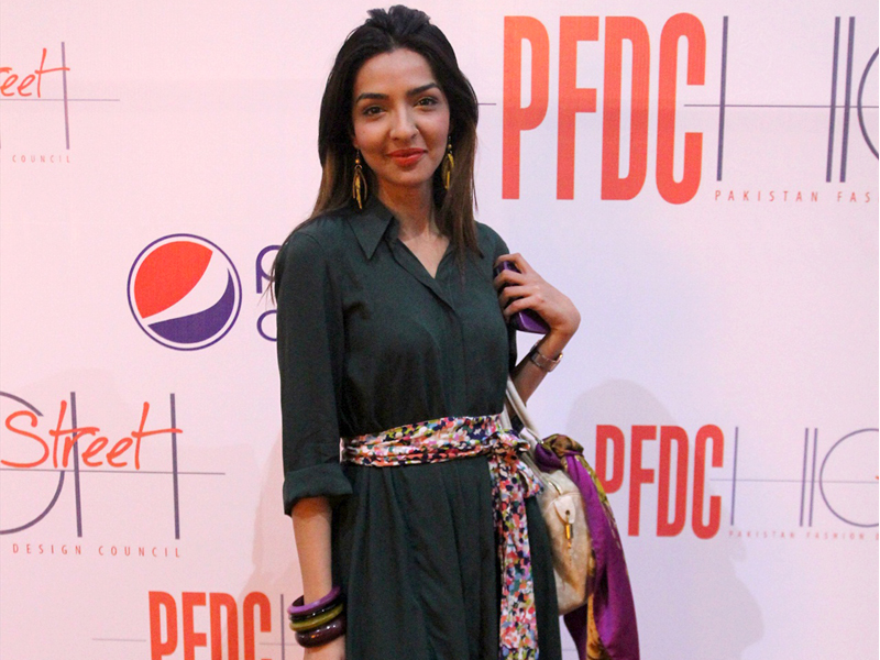 stylist asmaa mumtaz looks super chic at the launch of pakistan fashion design council