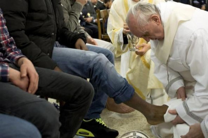 pope washes prisoners feet in unprecedented easter rite pope washes prisoners feet in unprecedented easter rite