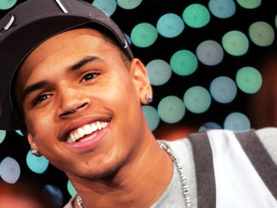 chris brown says he is not dating rihanna