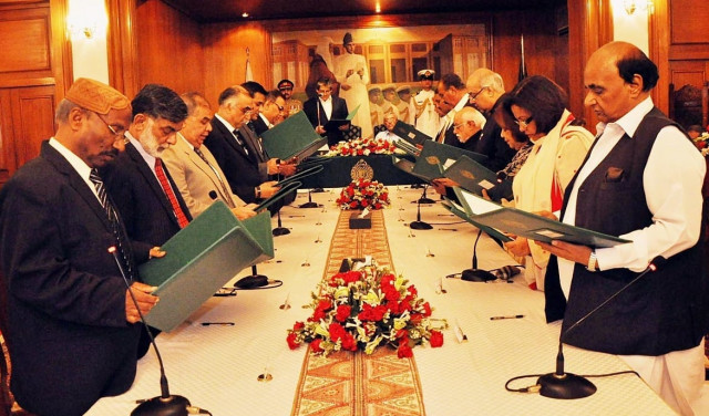 members of sindh caretaker setup taking oath photo online members of sindh caretaker setup taking oath photo online