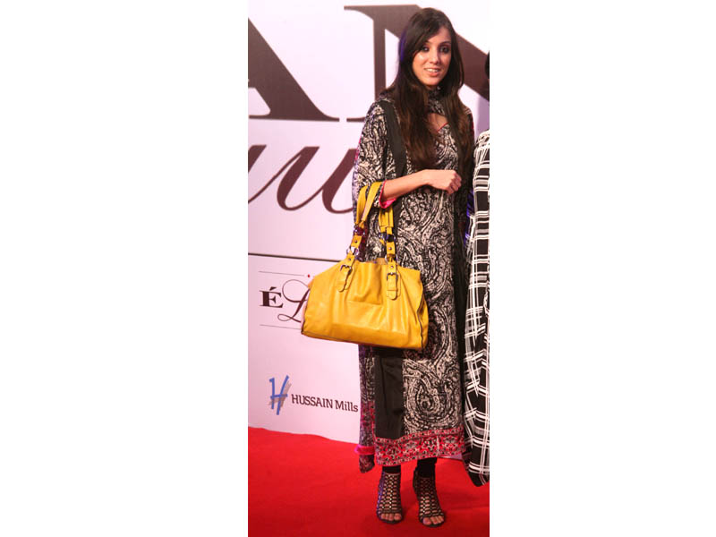 zainab forgot all her accessories except that yellow bag she could have worn a couple of bracelets or rings on that bare hand